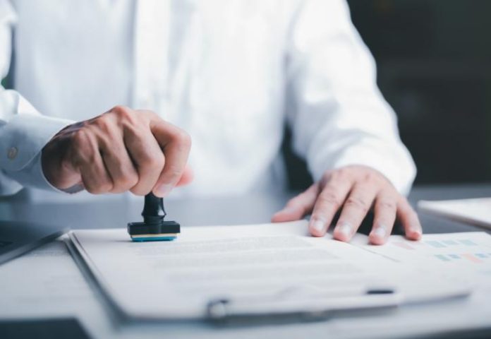 shutterstock_daneio_deal_symfonia_epixeirisi