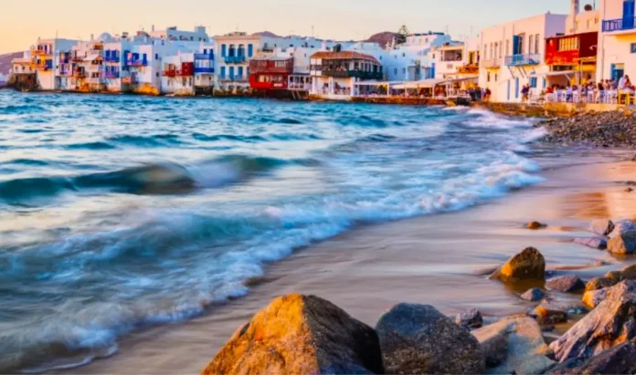 1-mykonos-touristes-bikini-video-nea-paralia