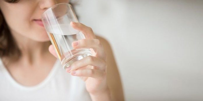 gynaika-pinei-nero-mast