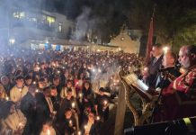 Πάσχα 2026 στη Μύκονο: Πλήθος κόσμου, κατανυκτικές στιγμές και μια Ανάσταση με Φως σε όλο το νησί